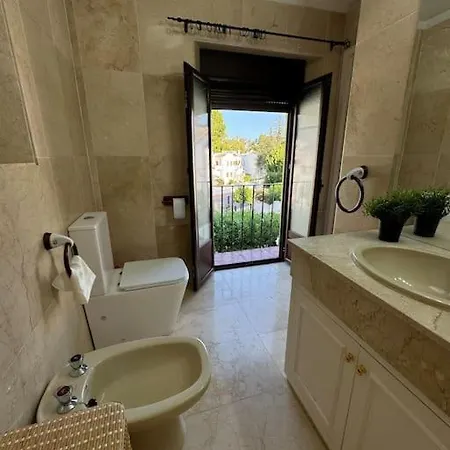 Townhouse In Nueva Andalucia בית נופש